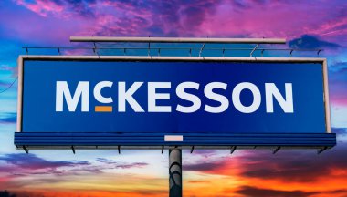 POZNAN, POL - 23 Ocak 2024: İlaç dağıtan ve sağlık bilgi teknolojisi, tıbbi malzeme sağlayan McKesson şirketinin logosunu gösteren reklam panosu