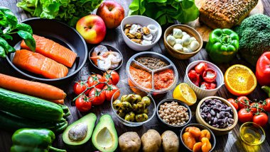 Akdeniz diyetini temsil eden gıda ürünleri.