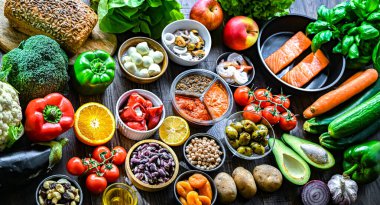 Akdeniz diyetini temsil eden gıda ürünleri.