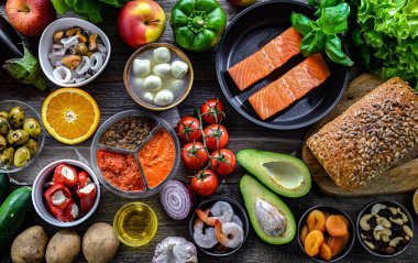 Akdeniz diyetini temsil eden gıda ürünleri.