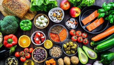 Akdeniz diyetini temsil eden gıda ürünleri.