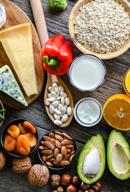Osteoporoz ve sağlıklı kemikler için önerilen gıda ürünleri.
