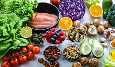 Anti-inflamatuar diyeti temsil eden gıdalar.