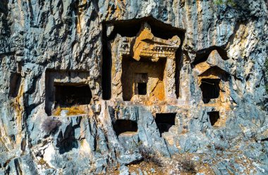 Türkiye 'nin Mugla ilinde Dalyan' ın mezarlarını Lycian kayaları kesti.