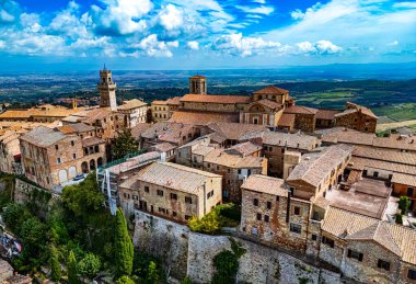 İtalya 'nın güneyindeki Siena eyaletinde yer alan ortaçağ ve Rönesans Tepesi şehri Montepulciano' nun havadan görünüşü.