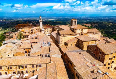 İtalya 'nın güneyindeki Siena eyaletinde yer alan ortaçağ ve Rönesans Tepesi şehri Montepulciano' nun havadan görünüşü.