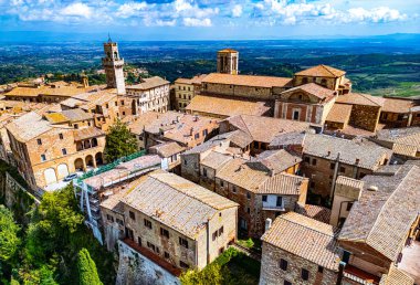 İtalya 'nın güneyindeki Siena eyaletinde yer alan ortaçağ ve Rönesans Tepesi şehri Montepulciano' nun havadan görünüşü.