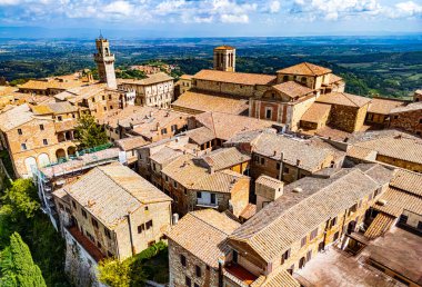 İtalya 'nın güneyindeki Siena eyaletinde yer alan ortaçağ ve Rönesans Tepesi şehri Montepulciano' nun havadan görünüşü.