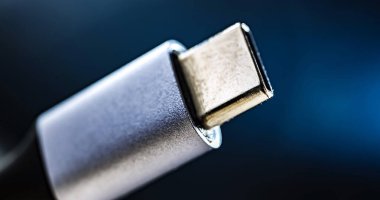Ses, video ve diğer verileri taşımak için USB Tip-C eklentisi, örneğin monitörlere veya harici sürücülere bağlanmak için