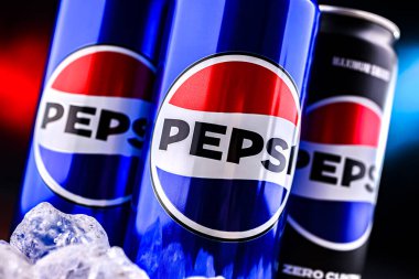 POZNAN, POL - 7 AUG 2024: PepsiCo tarafından üretilen ve üretilen karbonatlı bir meşrubat kutusu. Bu içecek 1893 'te Brad' in İçkisi adı altında üretildi ve geliştirildi.