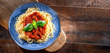 Bir tabak bolonez spagetti ile kompozisyon.