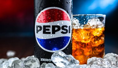 POZNAN, POL - 7 AUG 2024: PepsiCo tarafından üretilen ve üretilen bir kutu Pepsi. Bu içecek 1893 'te Brad' in İçkisi adı altında üretildi ve geliştirildi.