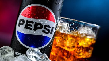 POZNAN, POL - 7 AUG 2024: PepsiCo tarafından üretilen ve üretilen bir kutu Pepsi. Bu içecek 1893 'te Brad' in İçkisi adı altında üretildi ve geliştirildi.