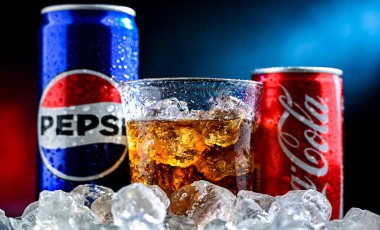 POZNAN, POL - 7 AUG 2024: Pepsi ve kola kutuları, popüler karbonatlı meşrubat