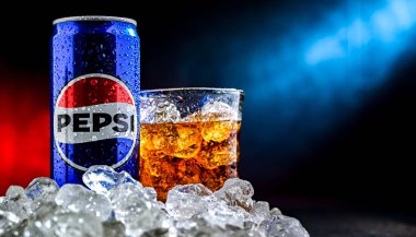 POZNAN, POL - 7 AUG 2024: PepsiCo tarafından üretilen ve üretilen bir kutu Pepsi. Bu içecek 1893 'te Brad' in İçkisi adı altında üretildi ve geliştirildi.
