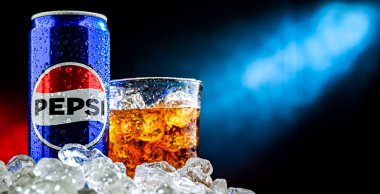POZNAN, POL - 7 AUG 2024: PepsiCo tarafından üretilen ve üretilen bir kutu Pepsi. Bu içecek 1893 'te Brad' in İçkisi adı altında üretildi ve geliştirildi.