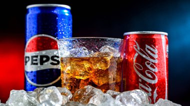 POZNAN, POL - 7 AUG 2024: Pepsi ve kola kutuları, popüler karbonatlı meşrubat