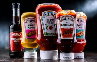 POZNAN, POL - 7 AUG 2024: Heinz ürünleri, Kraft Heinz Şirketi 'nin bir bölümü olan H. J. Heinz Şirketi tarafından üretilen markalar..