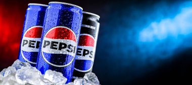 POZNAN, POL - 7 AUG 2024: PepsiCo tarafından üretilen ve üretilen karbonatlı bir meşrubat kutusu. Bu içecek 1893 'te Brad' in İçkisi adı altında üretildi ve geliştirildi.