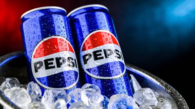 POZNAN, POL - 7 AUG 2024: PepsiCo tarafından üretilen ve üretilen karbonatlı bir meşrubat kutusu. Bu içecek 1893 'te Brad' in İçkisi adı altında üretildi ve geliştirildi.