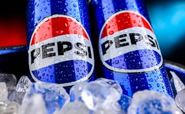POZNAN, POL - 7 AUG 2024: PepsiCo tarafından üretilen ve üretilen karbonatlı bir meşrubat kutusu. Bu içecek 1893 'te Brad' in İçkisi adı altında üretildi ve geliştirildi.