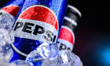 POZNAN, POL - 7 AUG 2024: PepsiCo tarafından üretilen ve üretilen karbonatlı bir meşrubat kutusu. Bu içecek 1893 'te Brad' in İçkisi adı altında üretildi ve geliştirildi.
