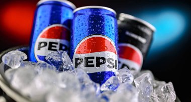 POZNAN, POL - 7 AUG 2024: PepsiCo tarafından üretilen ve üretilen karbonatlı bir meşrubat kutusu. Bu içecek 1893 'te Brad' in İçkisi adı altında üretildi ve geliştirildi.