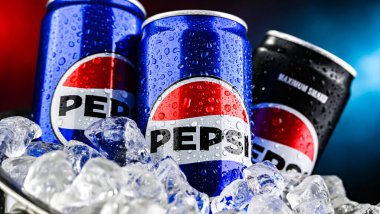 POZNAN, POL - 7 AUG 2024: PepsiCo tarafından üretilen ve üretilen karbonatlı bir meşrubat kutusu. Bu içecek 1893 'te Brad' in İçkisi adı altında üretildi ve geliştirildi.