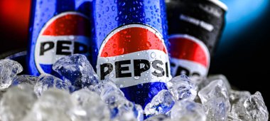 POZNAN, POL - 7 AUG 2024: PepsiCo tarafından üretilen ve üretilen karbonatlı bir meşrubat kutusu. Bu içecek 1893 'te Brad' in İçkisi adı altında üretildi ve geliştirildi.
