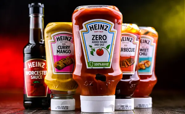POZNAN, POL - 7 AUG 2024: Heinz ürünleri, Kraft Heinz Şirketi 'nin bir bölümü olan H. J. Heinz Şirketi tarafından üretilen markalar..
