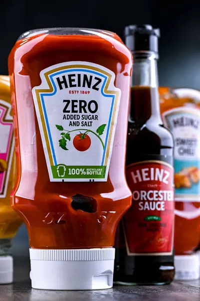 POZNAN, POL - 7 AUG 2024: Heinz ürünleri, Kraft Heinz Şirketi 'nin bir bölümü olan H. J. Heinz Şirketi tarafından üretilen markalar..