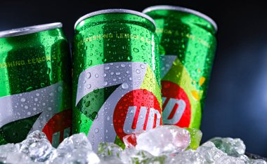 POZNAN, POL - 21 MAR 2025: PepsiCo tarafından dağıtılan karbonatlı bir meşrubat markası.