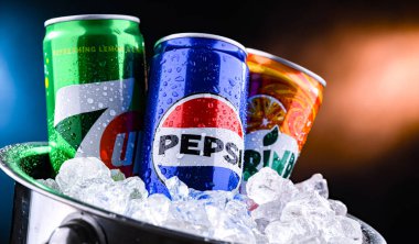 POZNAN, POL - 21 MAR 2025: Pepsico 'nun amiral gemisi ürünleri: Pepsi, 7 Up ve Mirinda