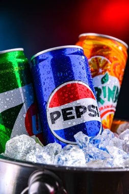 POZNAN, POL - 21 MAR 2025: Pepsico 'nun amiral gemisi ürünleri: Pepsi, 7 Up ve Mirinda