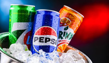 POZNAN, POL - 21 MAR 2025: Pepsico 'nun amiral gemisi ürünleri: Pepsi, 7 Up ve Mirinda