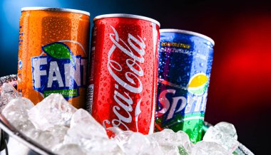 POZNAN, POL - 21 MAR 2025: The Coca-Cola Company 'nin amiral gemisi ürünleri: Coca-Cola, Fanta ve Sprite