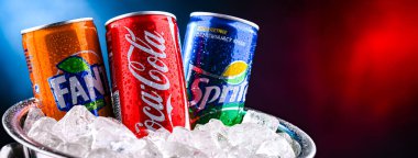 POZNAN, POL - 21 MAR 2025: The Coca-Cola Company 'nin amiral gemisi ürünleri: Coca-Cola, Fanta ve Sprite