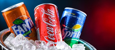 POZNAN, POL - 21 MAR 2025: The Coca-Cola Company 'nin amiral gemisi ürünleri: Coca-Cola, Fanta ve Sprite