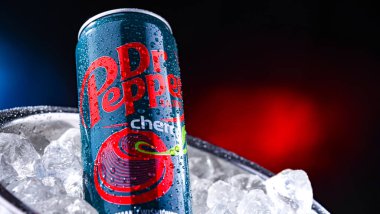 POZNAN, POL - 21 MAR 2025: bir kutu gazlı içecek