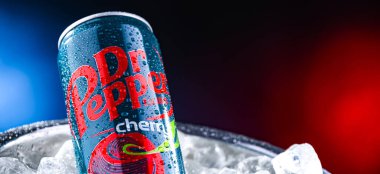 POZNAN, POL - 21 MAR 2025: bir kutu gazlı içecek