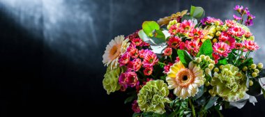 Bir buket taze kesilmiş çiçekle kompozisyon.