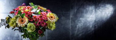 Bir buket taze kesilmiş çiçekle kompozisyon.