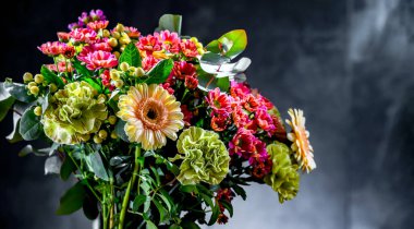 Bir buket taze kesilmiş çiçekle kompozisyon.