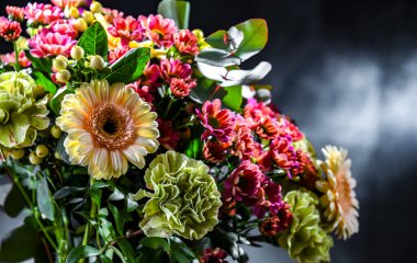 Bir buket taze kesilmiş çiçekle kompozisyon.