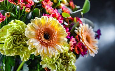 Bir buket taze kesilmiş çiçekle kompozisyon.