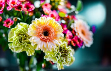 Bir buket taze kesilmiş çiçekle kompozisyon.