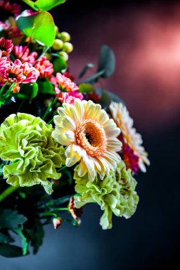 Bir buket taze kesilmiş çiçekle kompozisyon.