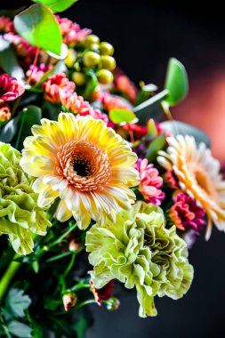 Bir buket taze kesilmiş çiçekle kompozisyon.