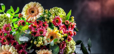 Bir buket taze kesilmiş çiçekle kompozisyon.