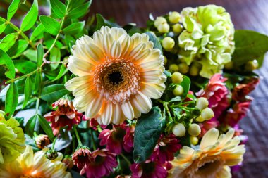 Bir buket taze kesilmiş çiçekle kompozisyon.